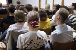 Das Bild zeigt das Publikum aus Pädagog*innen eines Landestreffens des Courage-Netzwerks MV.