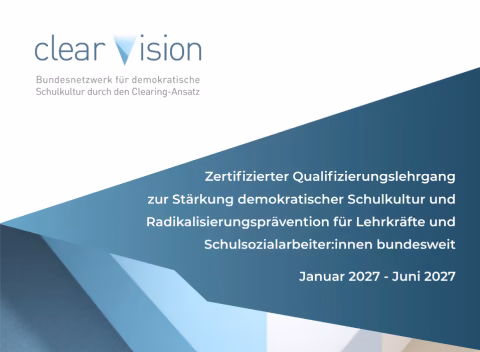 Erste Seite des PDFs mit Informationen zum Qualifizierungslehrgang. Oben links steht Bundesnetzwerk für demokratische Schulkutlur durch den Clearing-Ansatz clear vision. Unten rechts zertfizierter Qualifizierungslehrgang zur Stärkung demokratischr Schulkultur und Radikalisierungsprävention für Lehrkräfte und Schulsozialarbeitenden bundesweit Januar 2027-Juni 2027